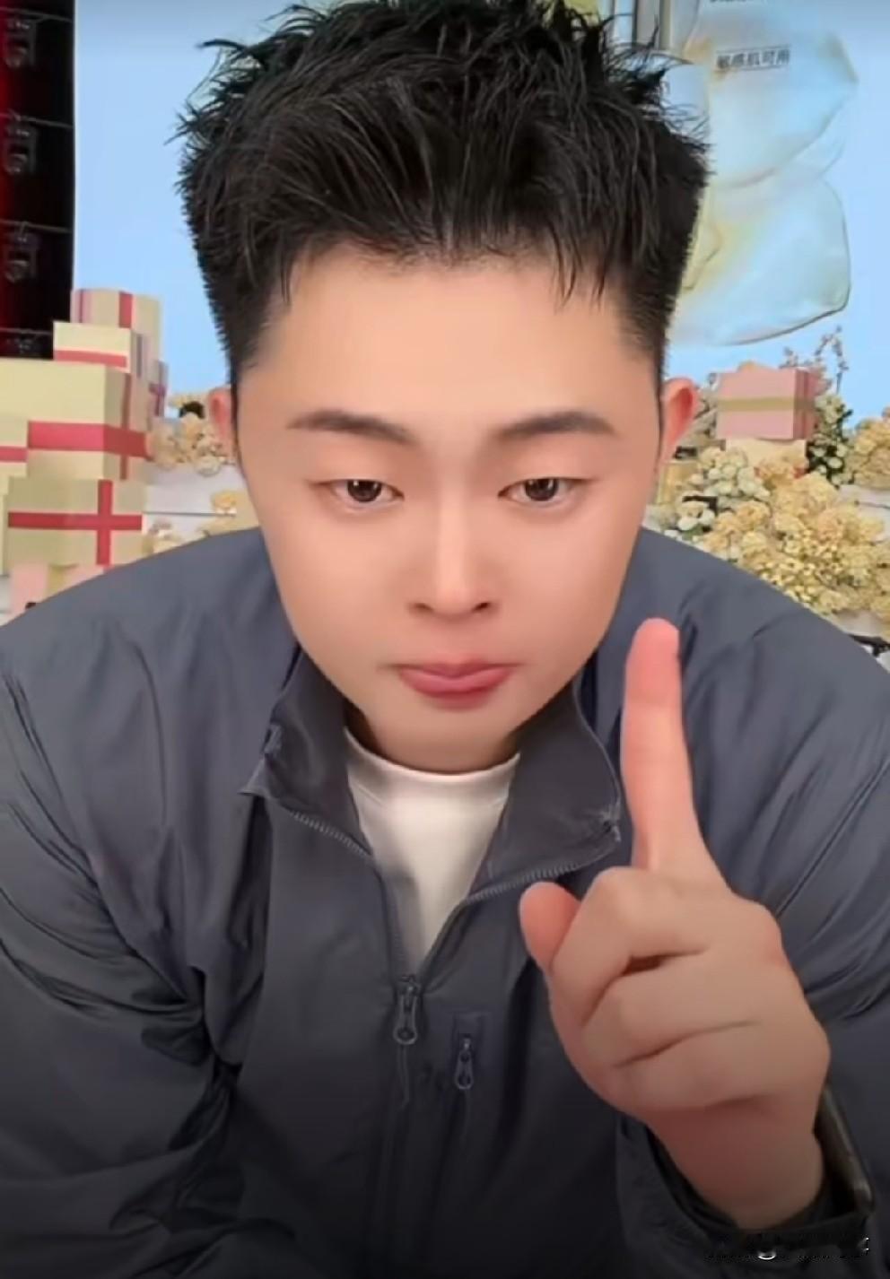巴扎黑落泪再次跪地致谢，提前与“辛选”陈先生通气，解释同档直播原由！