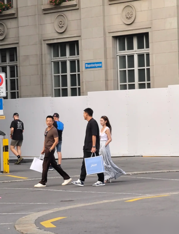 汪小菲二婚风评彻底逆转，直接撕开了中年男人最现实的底裤。跟大S那十年，是硬演偶像剧。女方要排场，两地