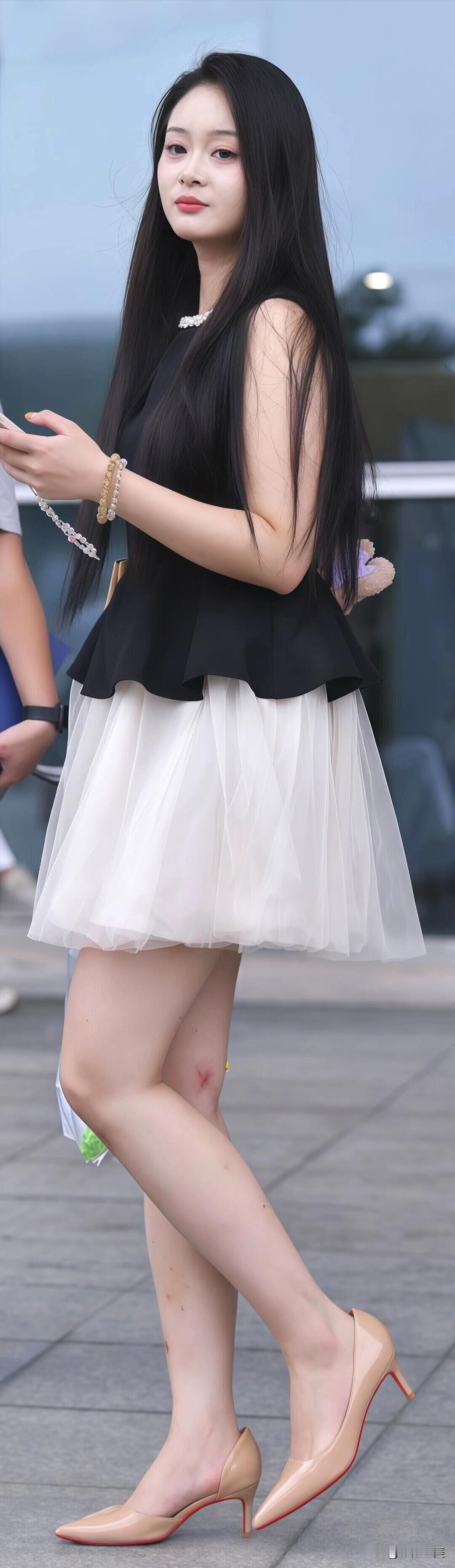 拒绝穿搭内耗！一件黑上衣+白纱裙，轻松穿出法式松弛感。简约不简单，这才是永不过时