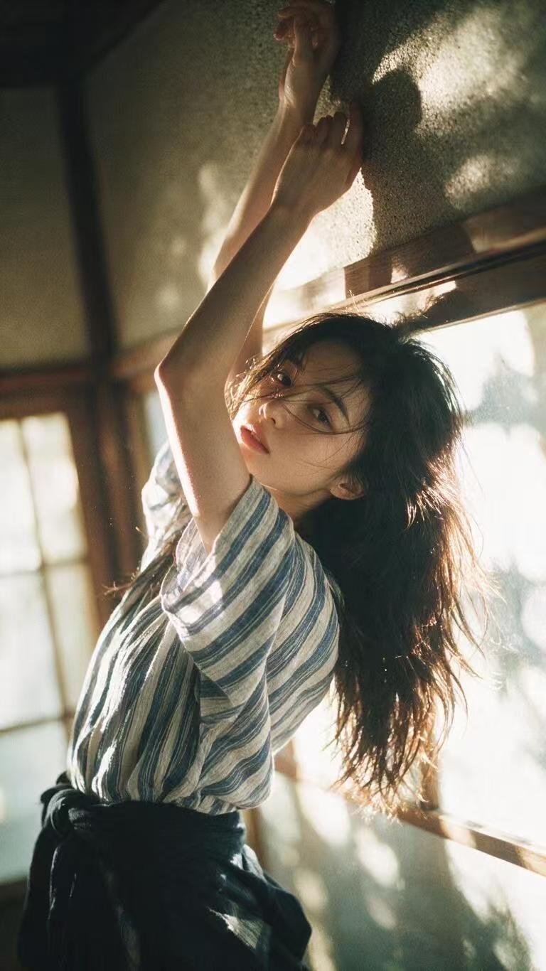 逆光下的女孩，从发丝到五官的受光，缔造出来唯美的氛围。本组作品，依旧沿用窗边逆