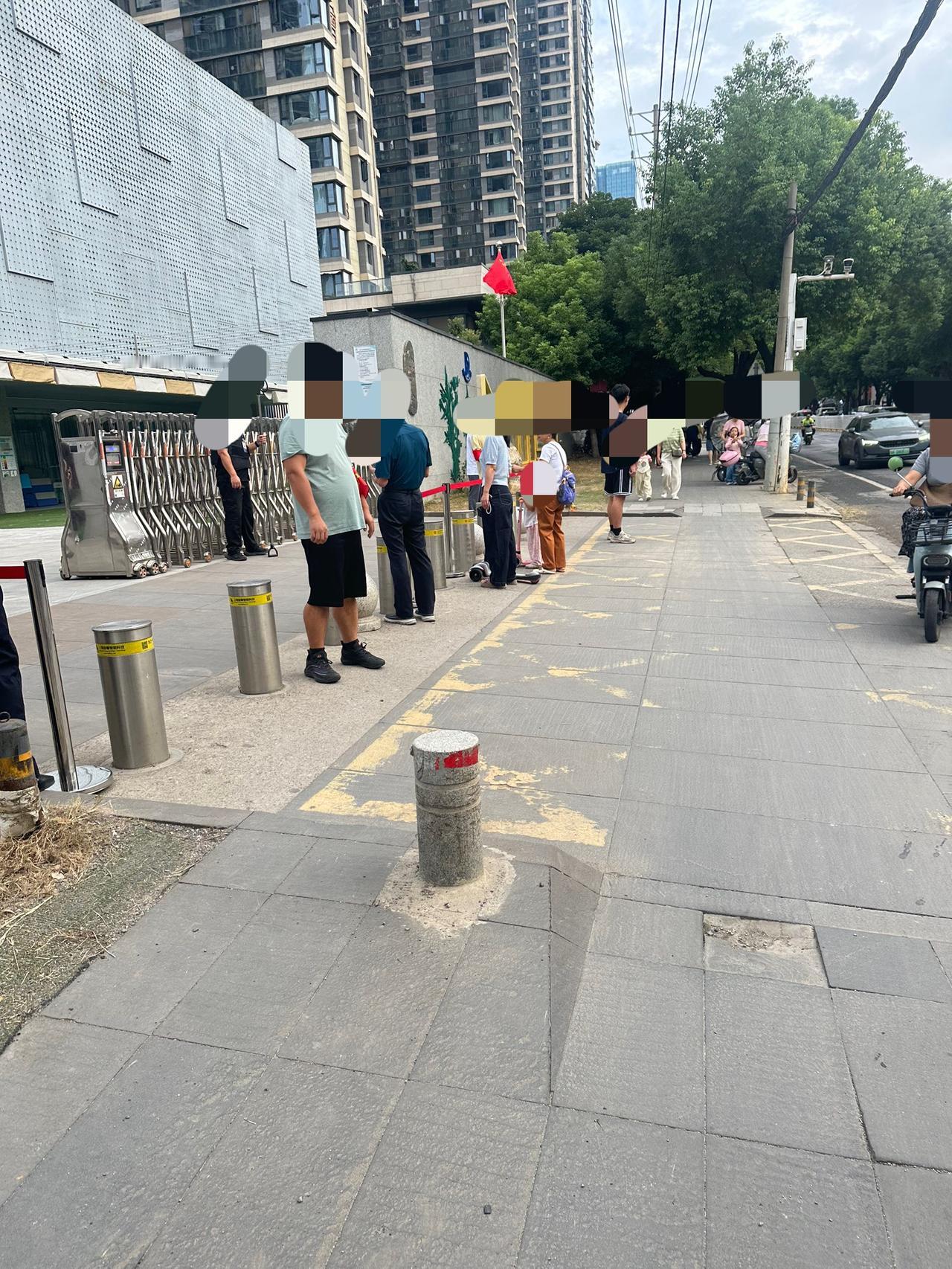 家门口的公立幼儿园曾经人山人海，早上的孩子和家长络绎不绝。今天早上8点多从那边