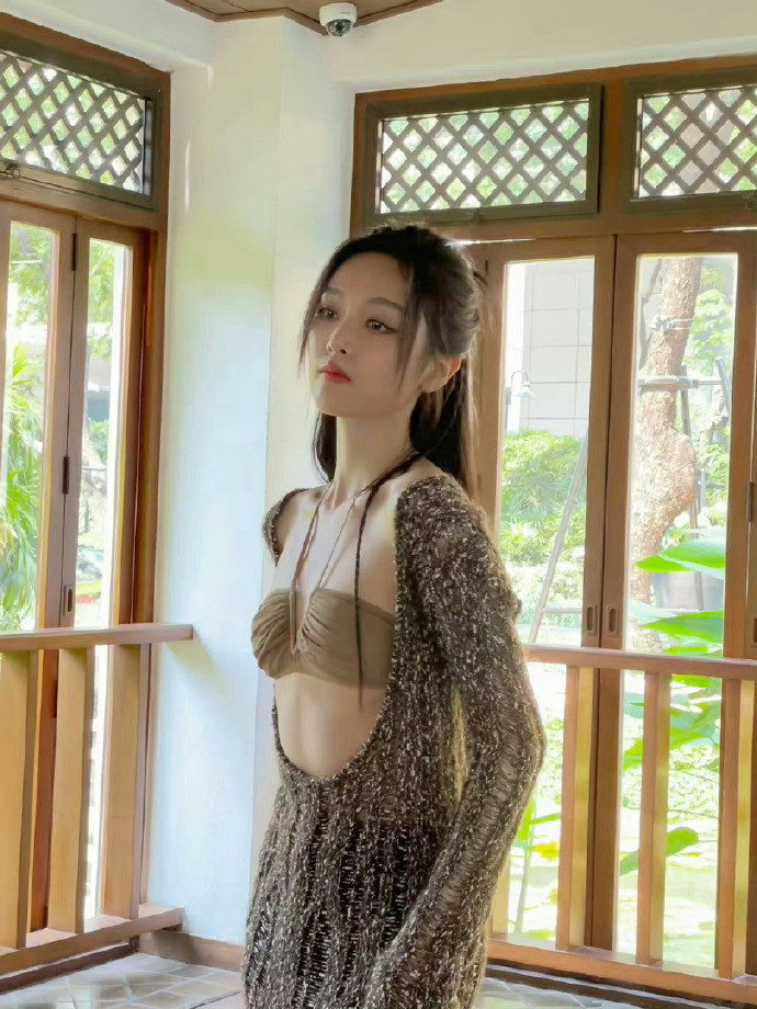 吴宣仪是不是把衣服穿反了？​​​