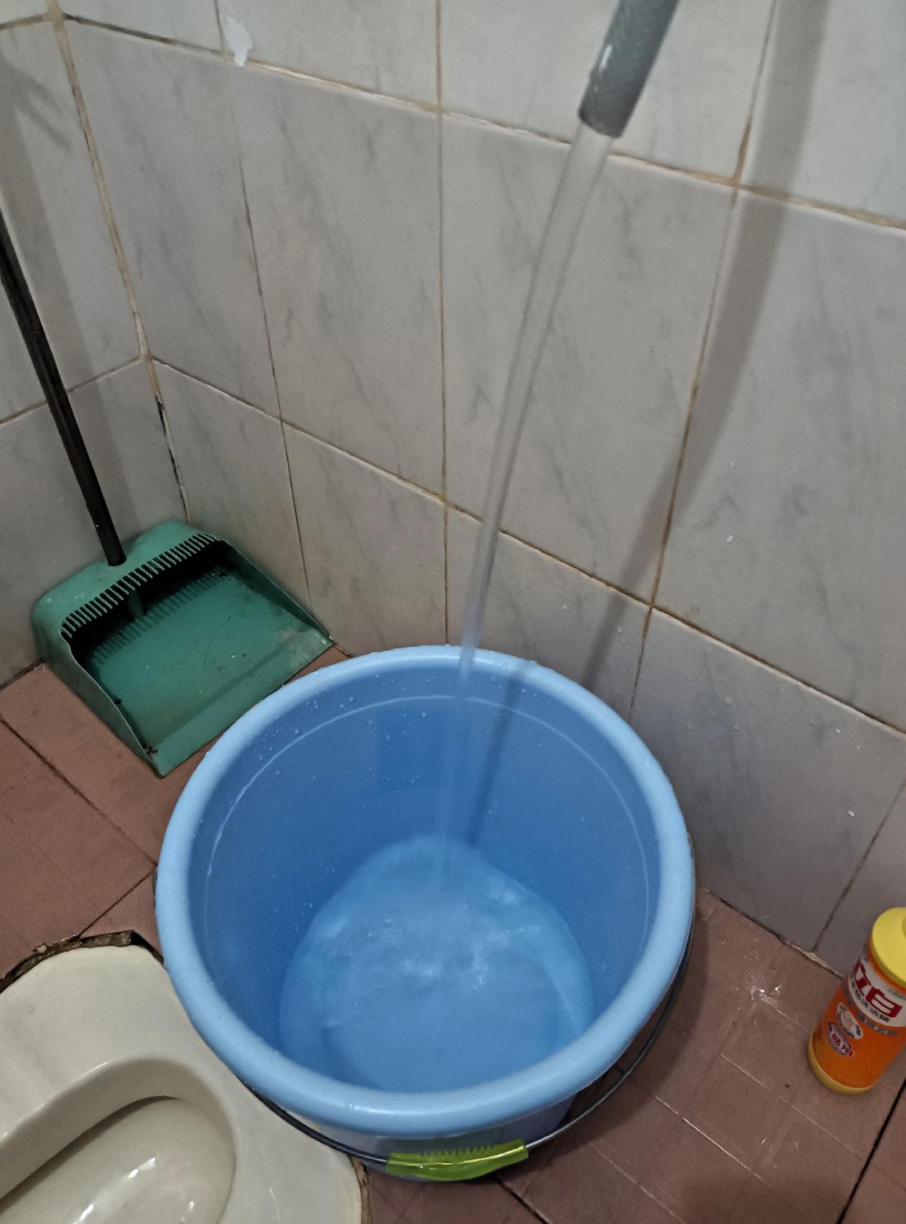 你敢相信吗？一吨水只有788公斤有人闲着无聊，按照家里的水表，放了一吨水