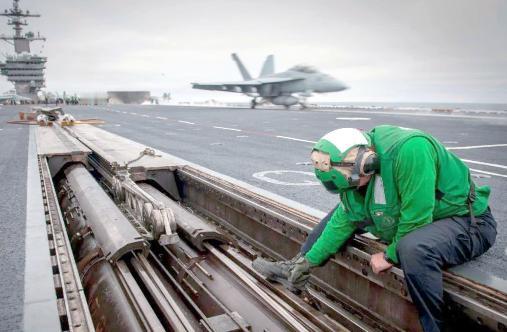 说美国海军的蒸汽弹射器是“保存最好的古董”，这话真不是抬杠吹牛，是实实在在的技