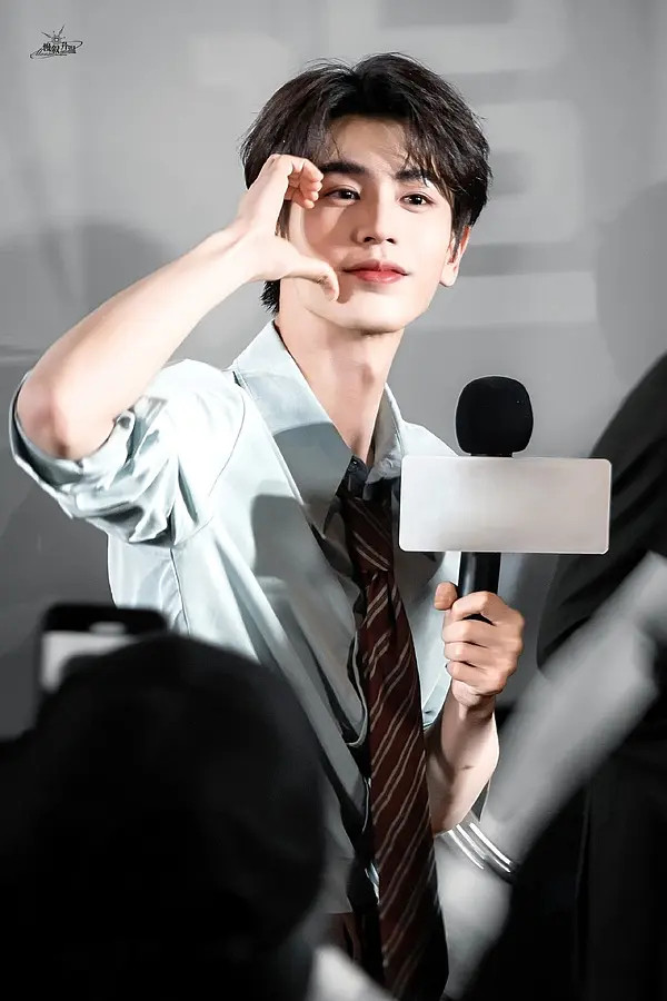 站姐把张凌赫的存图都拿出来了大家觉得怎么样