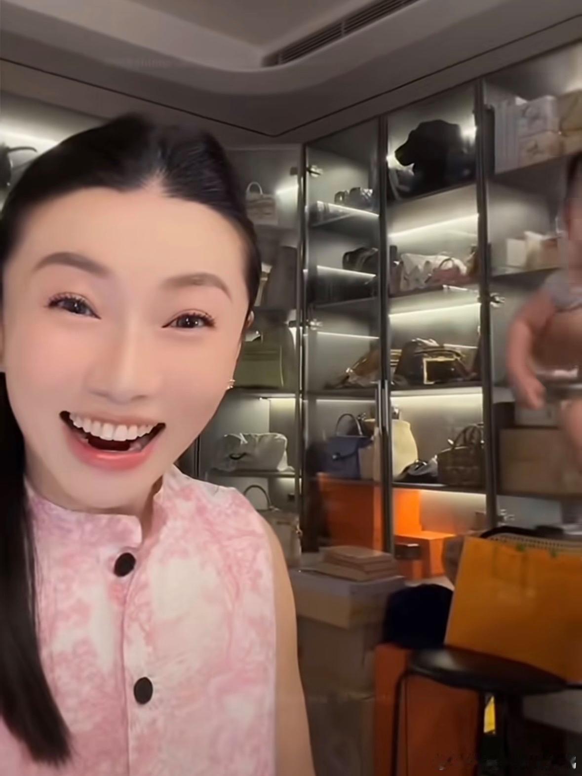 程晓玥在直播时让二胎儿子出镜。看到儿子的那一刻，她立刻用夸张的表情逗宝宝开心，没