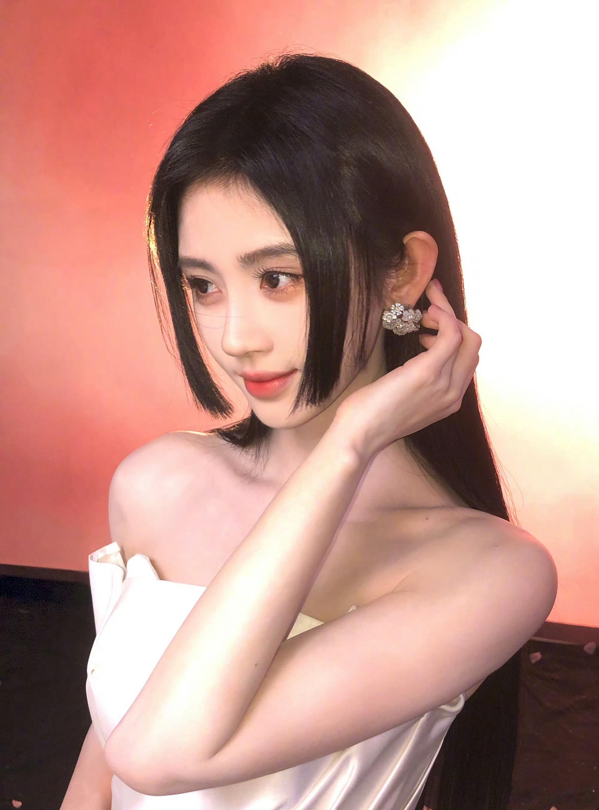 啊啊啊啊，鞠婧祎最新九宫格营业是又纯又欲的公主切黑长直完全撕漫女走进现实，美貌暴