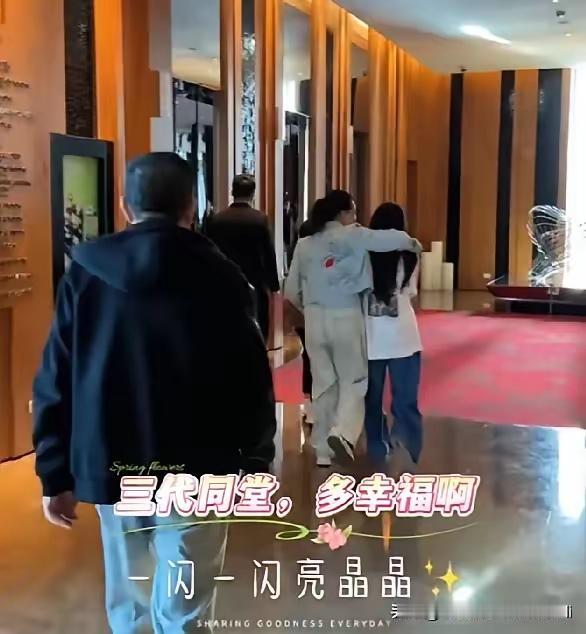 近日，兰姐和汪大爷抵达湾湾后，年味里真实温情一家人相聚的温馨时刻开启。在前往餐