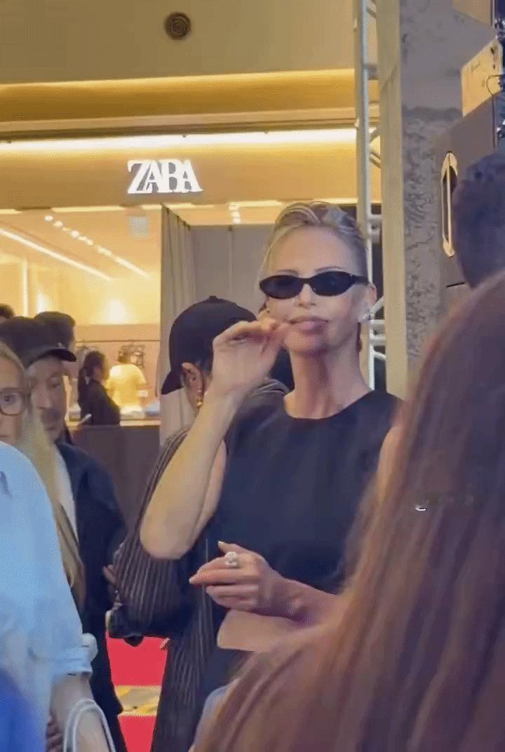 CharlizeTheron查理兹塞隆来了趟中韩后，已经和比心这个动作融为一体