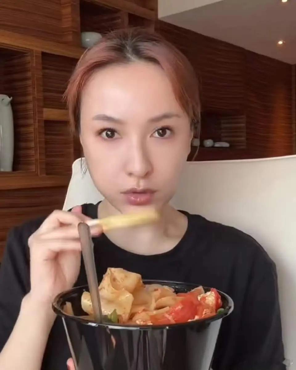 这是吴昕？我还以为是爽子​​​