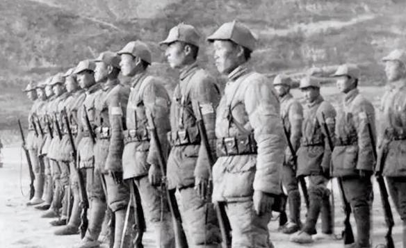 1942年，新四军26团被日军包围，眼看突围无望，团长决定与日军同归于尽，这时，