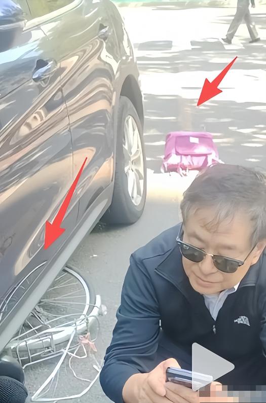 曝73岁老戏骨濮存昕车祸现场！对方自行车被卷车底，鞋掉瘫坐在地73岁老戏骨濮存