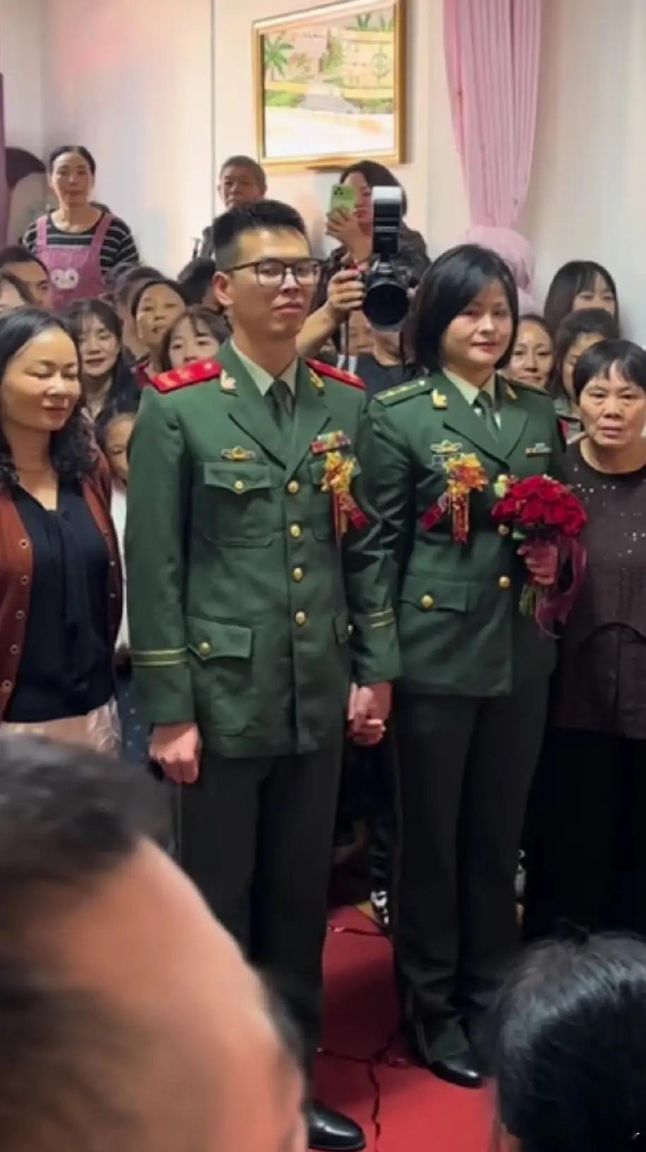 表弟出息了，当兵把军官娶回家了！全网都说三期士官把中尉追到了，值让他得吹一辈子喽
