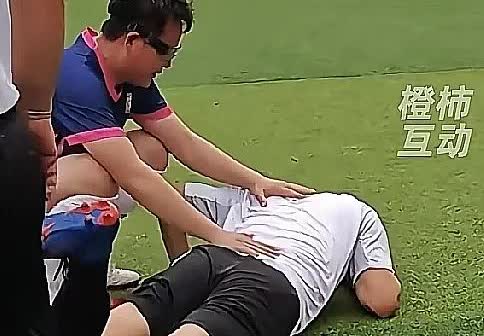 白岩松摔倒了！57岁著名主持人白岩松，17号晚上参加了秦皇岛的足球明星慈善赛
