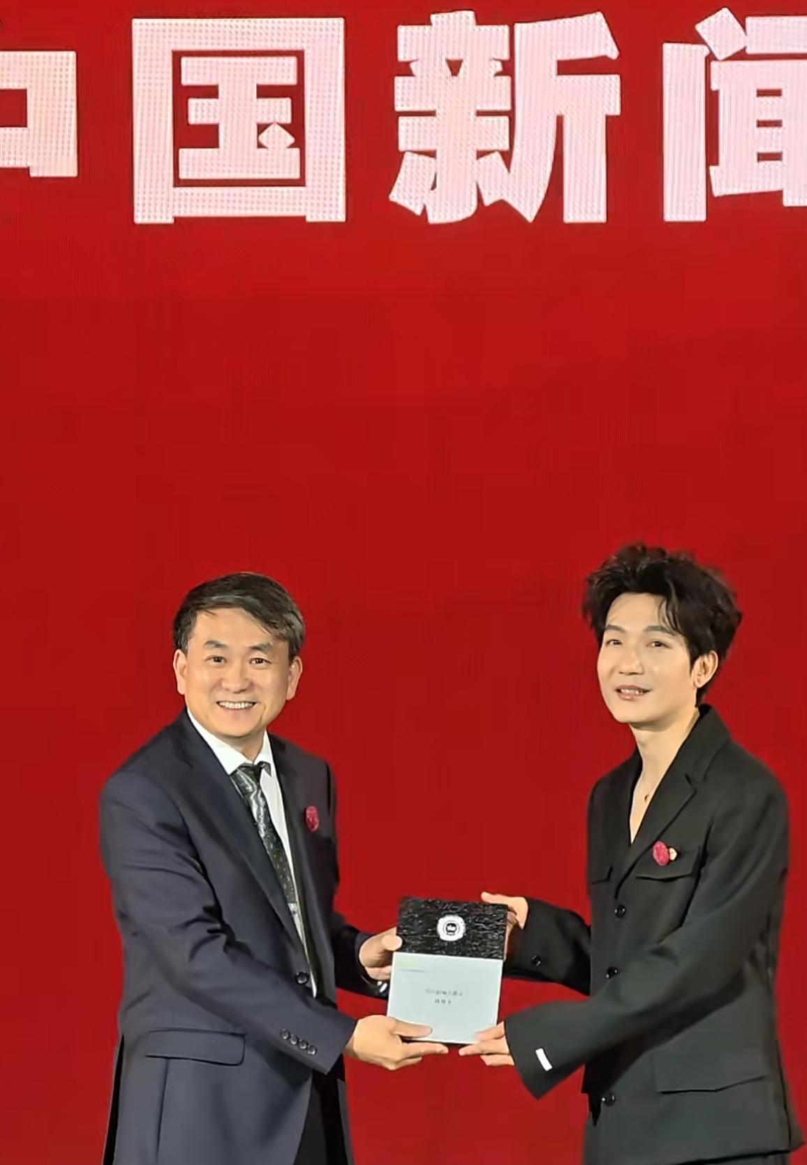 陈楚生在新闻周刊封面人物获奖感言上说自己没有年龄焦虑。果然陈楚生一路走来的每一