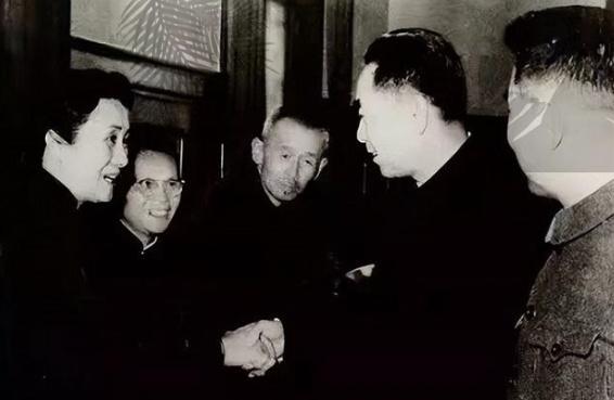 1942年，董竹君爱上已婚的陈清泉，陈清泉夫人那句“你知道破坏别人家庭很痛苦，你