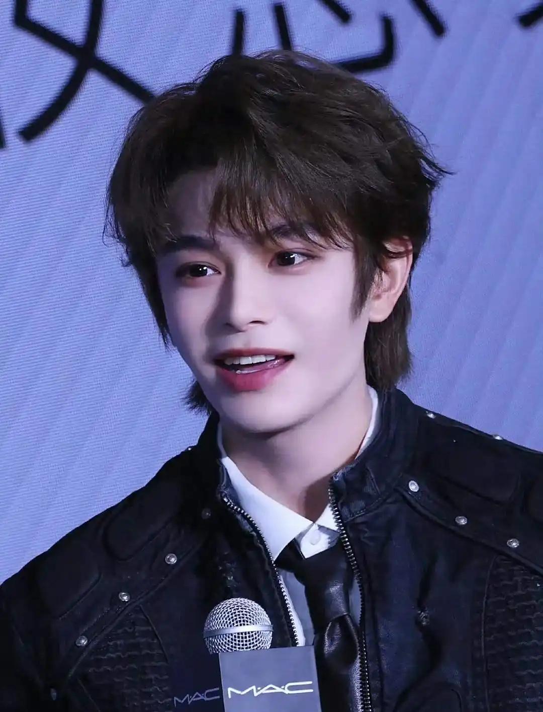 根正苗红的顶流丁禹兮，以本名丁舟杰亮相联合国气候大会，大背头、微笑唇、胸肌抢镜！