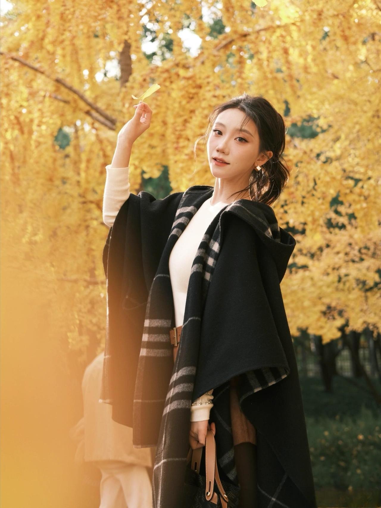这套穿搭在银杏林里太有“秋日温柔知性风”的氛围了！黑大衣搭格纹围巾自带温暖质感，