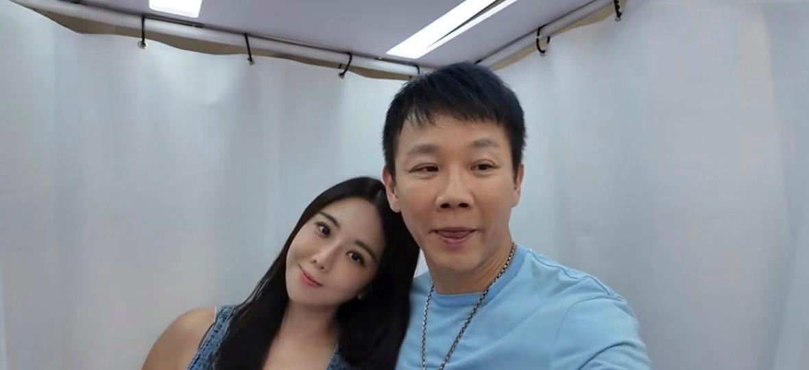 56岁陶喆和老婆江佩蓉罕见同框秀恩爱，夫妻俩一对比，脸部的状态差距实在是太大了！