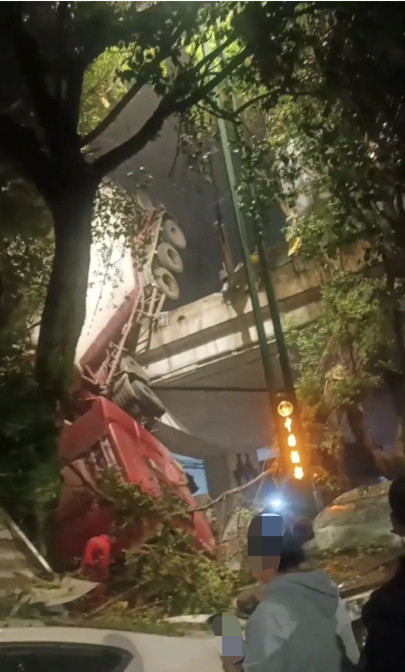 惊魂一幕！宜宾水泥罐车倒悬高速桥，车头砸扁多车竟无人伤亡