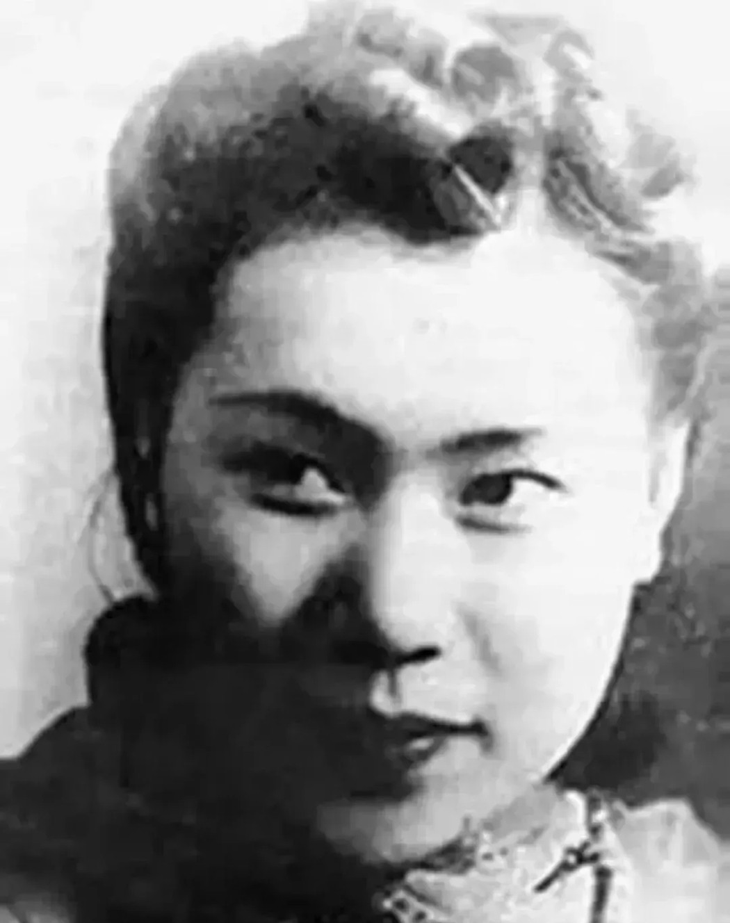 1951年，徐静斐去探望生病的父亲徐悲鸿。看到28岁的继母廖静文吃窝头就咸菜，顿
