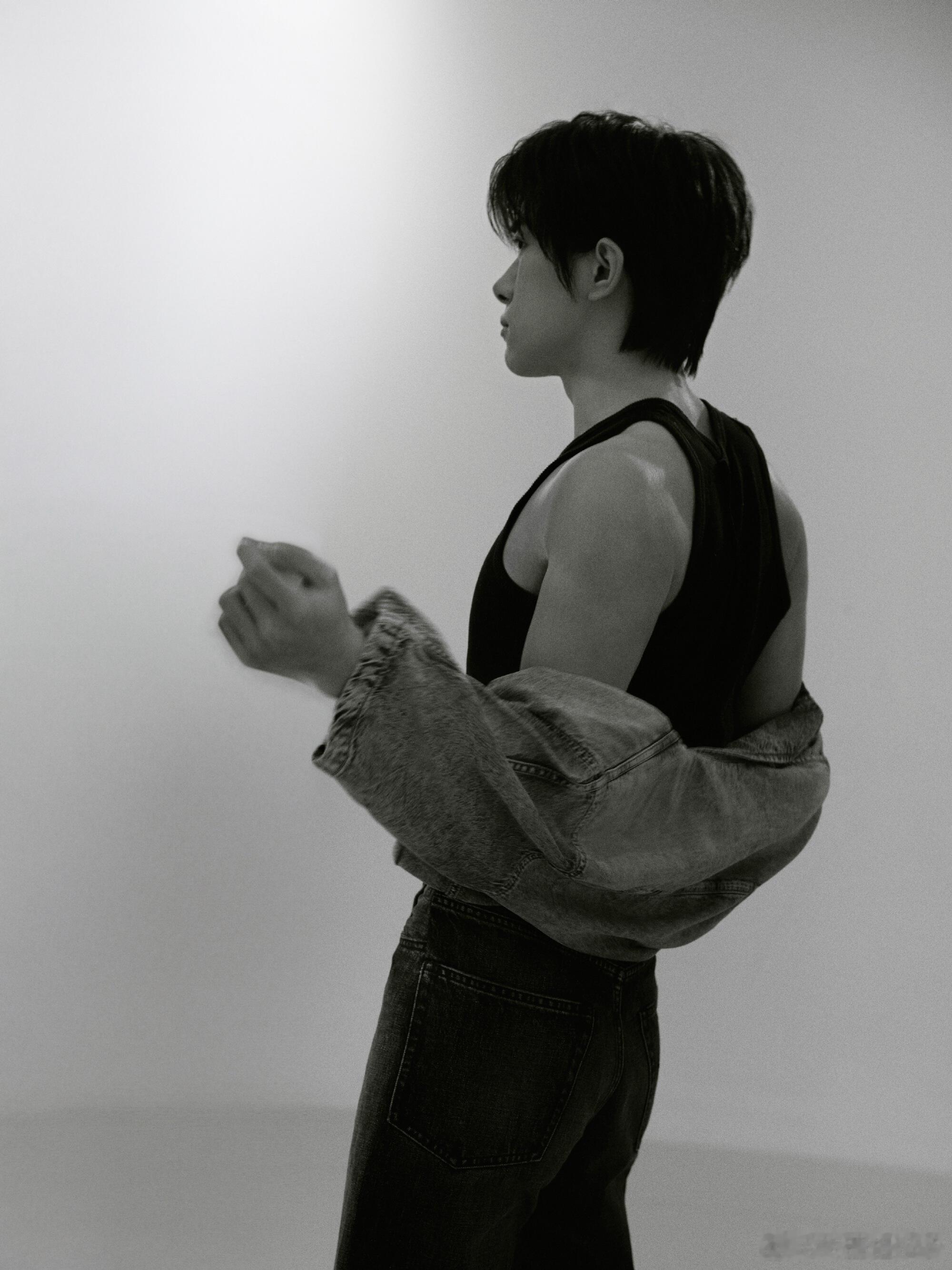 易烊千玺易烊千玺打耳洞了千玺居然打耳洞了？！是迟来的叛逆期还是新角色需要啊但是