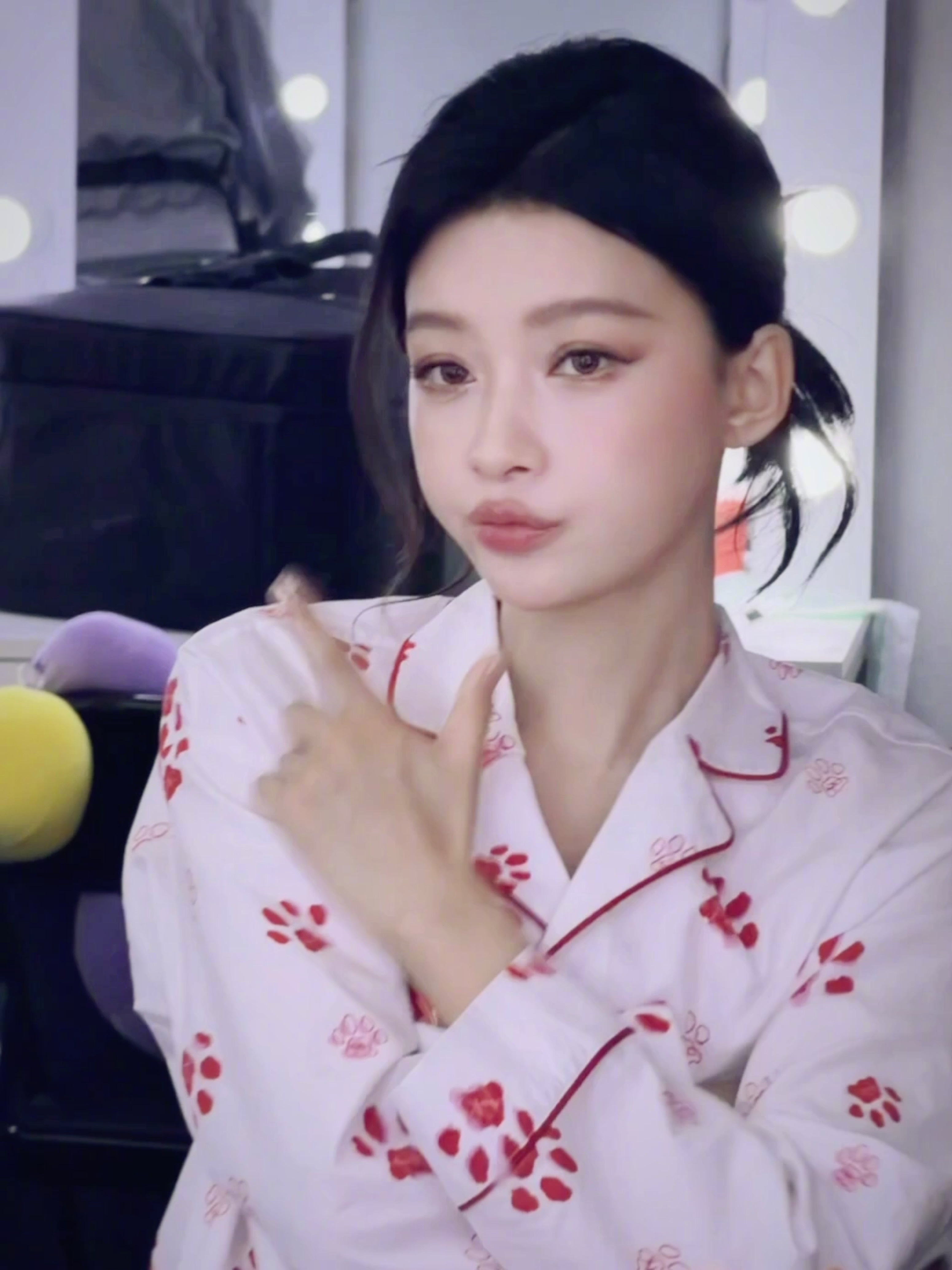 孙怡穿着睡衣就出来营业了孙怡小狗爪睡衣萌成这样孙怡的后台妆造随拍也太可爱了！印