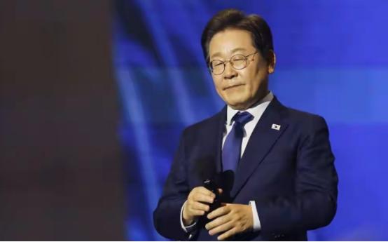 李在明又在背刺中国！ 刚从中国访问回去的韩国总统李在明，转手就给中国两个背刺