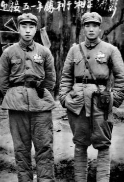 两位合影于湖南芷江与广西山水相连。49年湖南和平解放，湘西匪患没平52年前还兴风