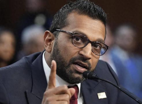 谁都没想到离谱的一幕直接上演了，昨天网上爆出惊天大料，美国FBI局长卡什·帕特尔