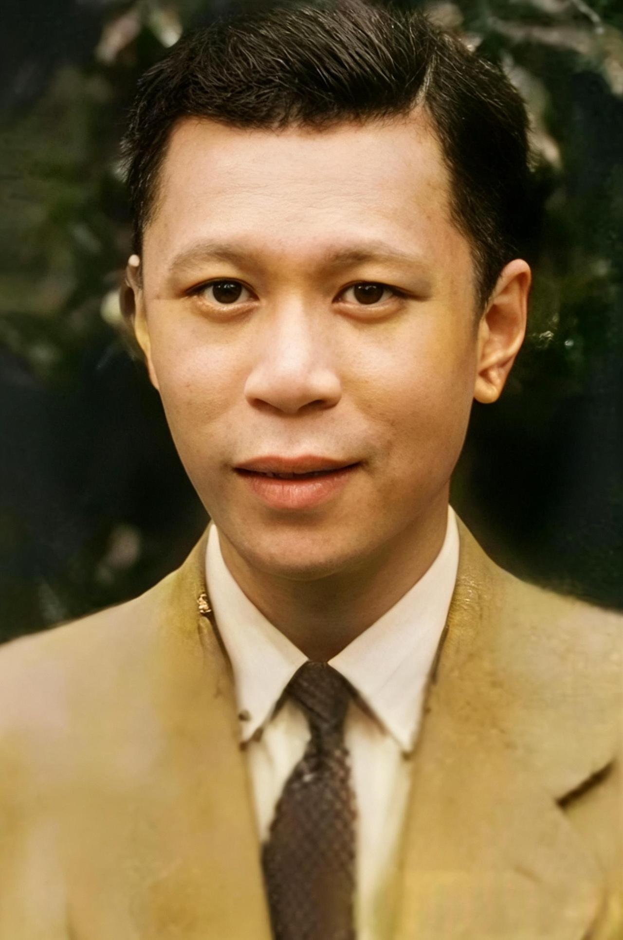 这位相貌英俊刚毅，双眼炯炯有神的男子曾在抗战时凭一己之力拯救四十万澳门居民。当年