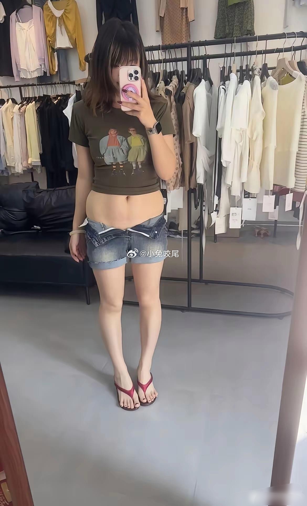 这件衣服只要自己不尴尬，尴尬的都是别人