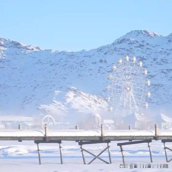 上联：寒风扫尽千枝叶，下联：白雪掩去万棵草。下联：碧水浇开万树花。