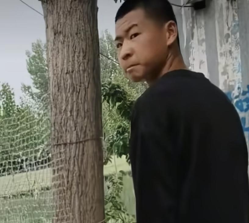 17岁男孩饿着肚子离开了，看监控里孩子最后的眼神，满是失望、决绝！不明白他爸爸为