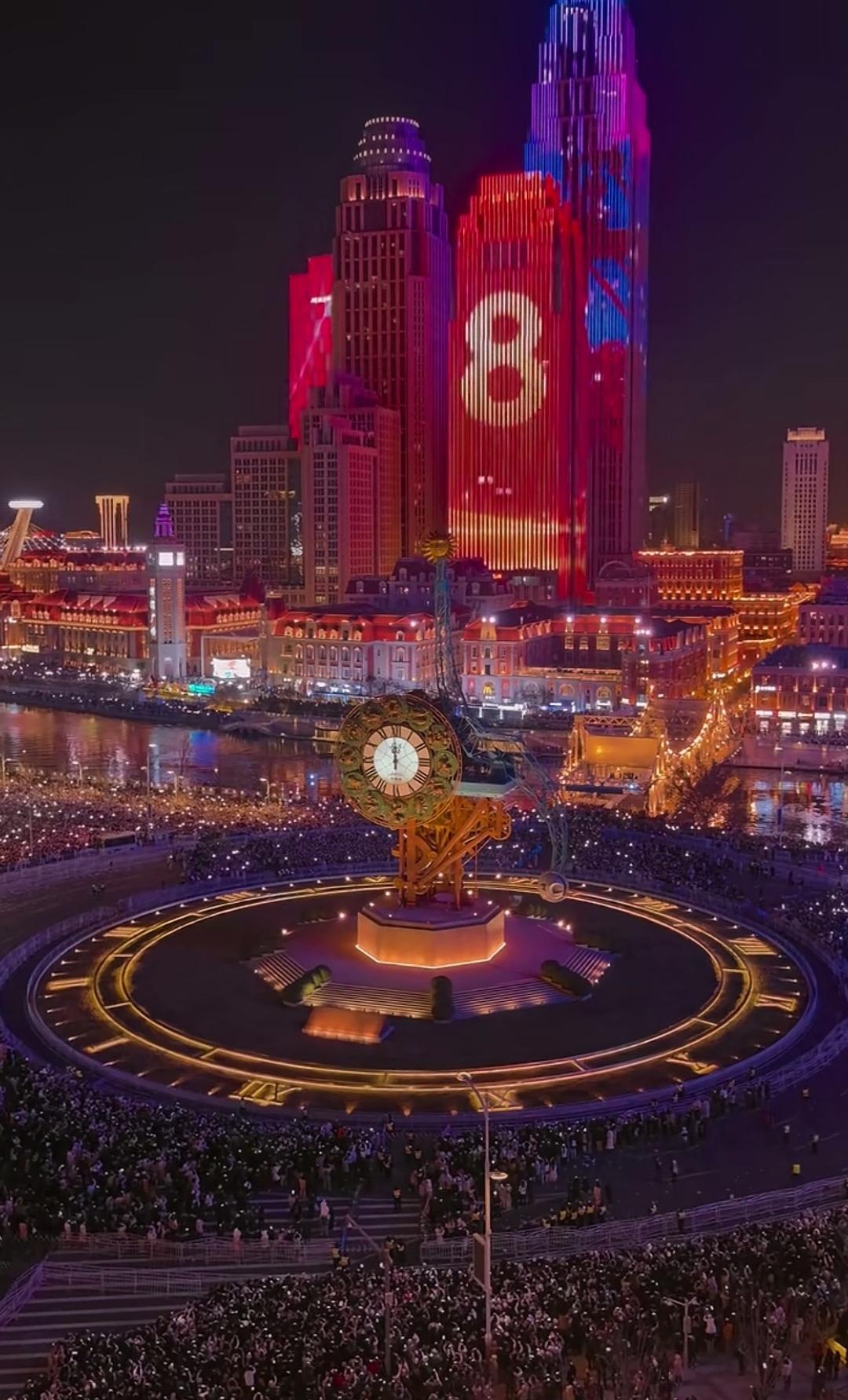 没有了烟花，好多网友反映，跨年夜在很多地方的地标广场，拍了个寂寞。不过大家也