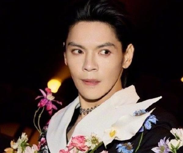 向佐，郑重道歉！3月11日，向佐突然冲上了热搜，这一次他严肃道歉，字里行间都是