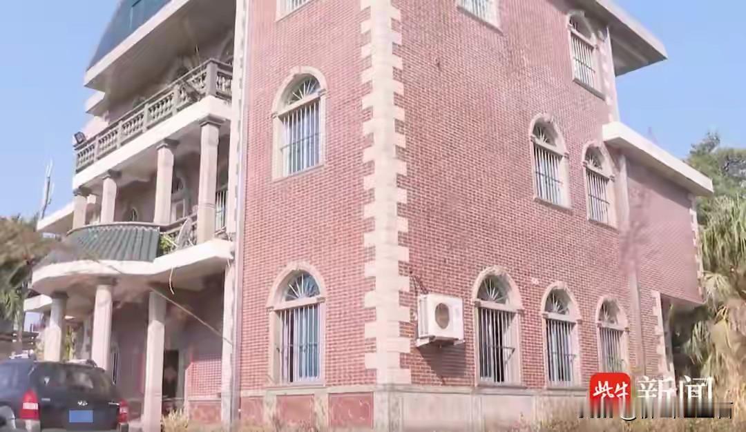 离谱！男子耗资500多万元建造的别墅被邻居强占，地下室养了几十只鸡鸭，警方介入后