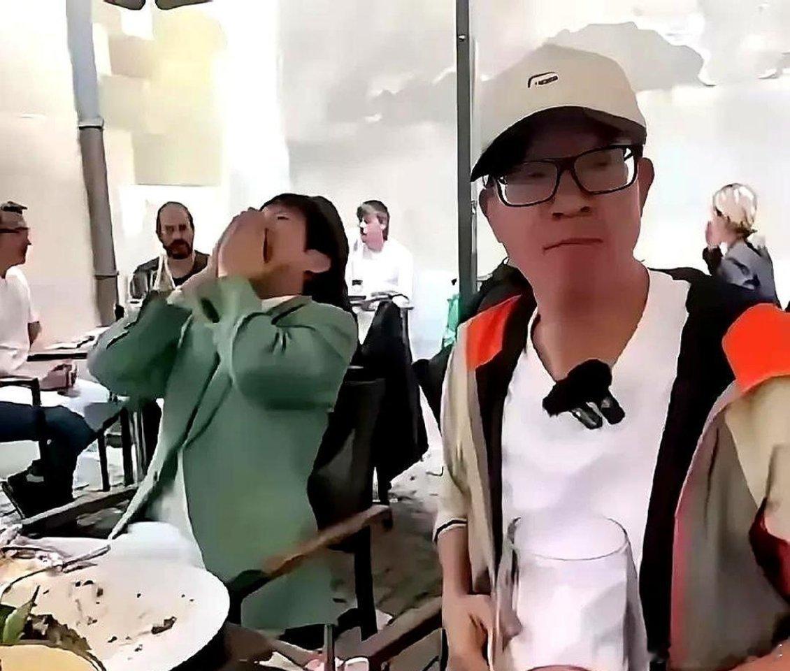 董宇辉的笑声在直播间炸开时，俞敏洪的眼神瞬间结冰。这场本该平淡无奇的农产品带货直
