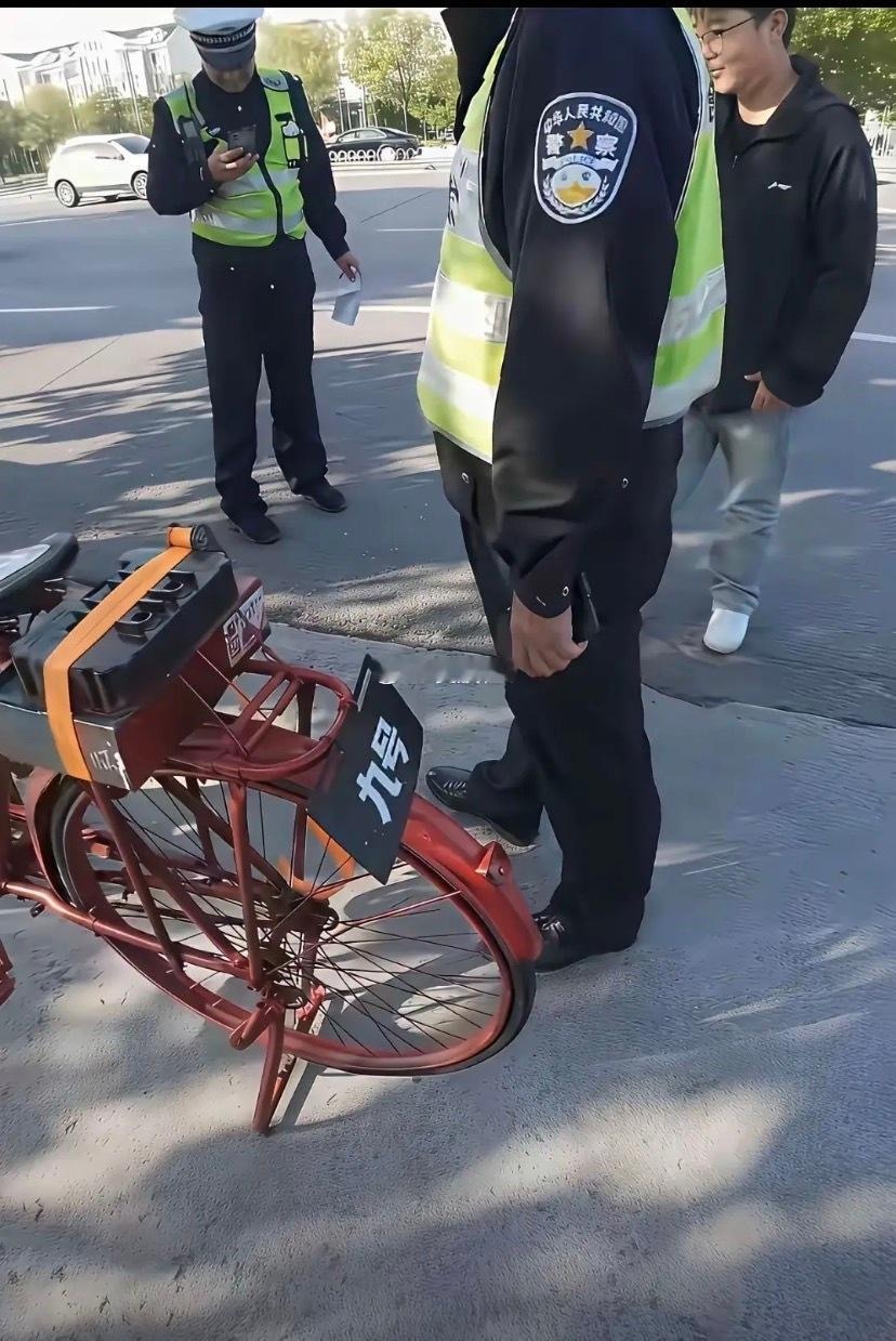 真是高手在民间呀！交警都笑了