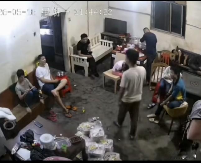 这心理素质无人能比了。柳州地震前，一个屋里十来个人，地震晃动那一刻，九个人都跑
