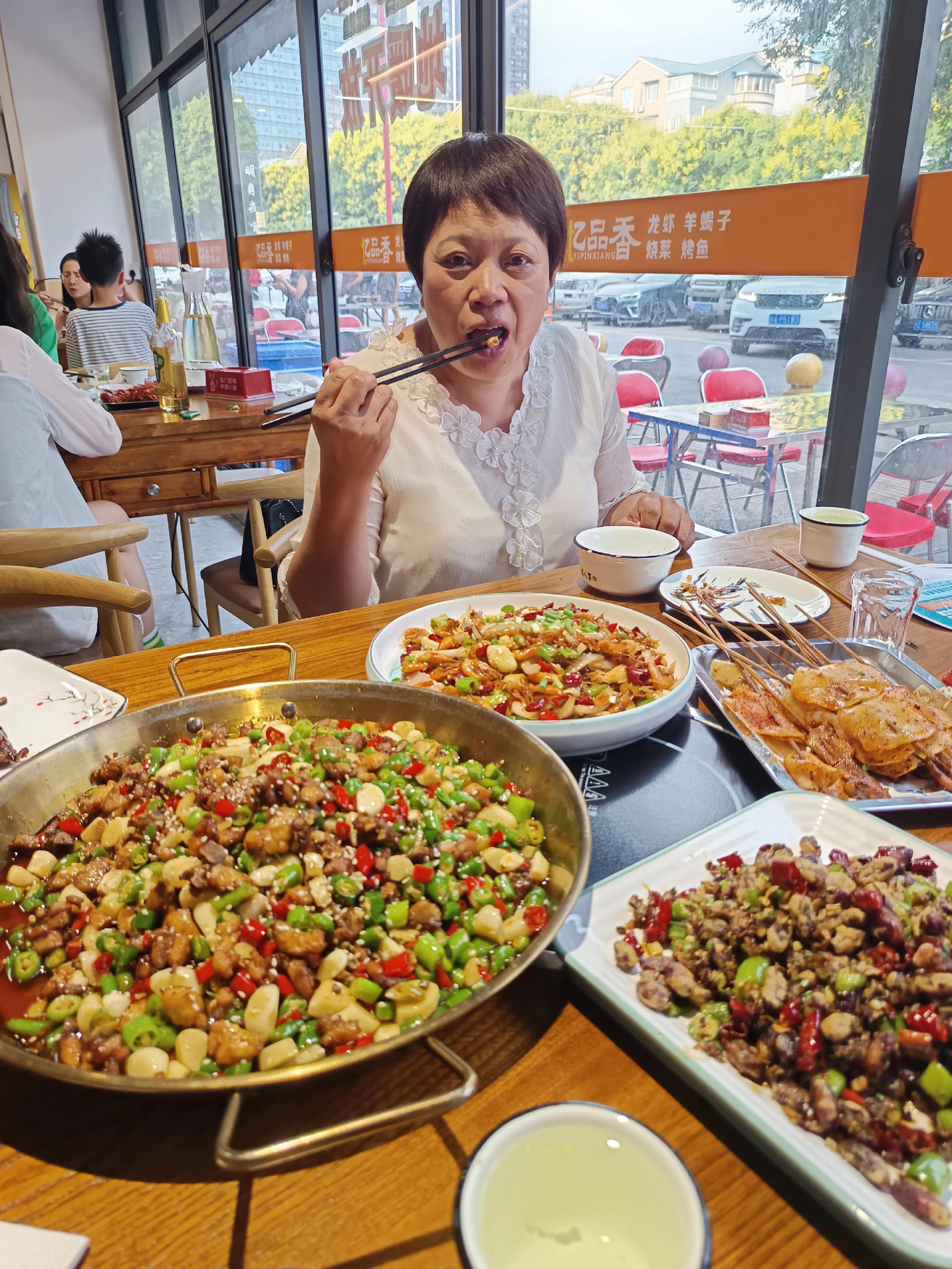 带癌症晚期母亲下馆子！真希望母亲能多陪我一段时间啊！
