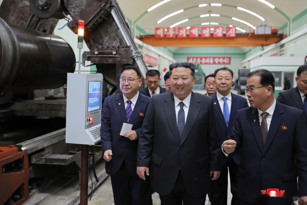 金正恩视察军工厂，喜不自胜。