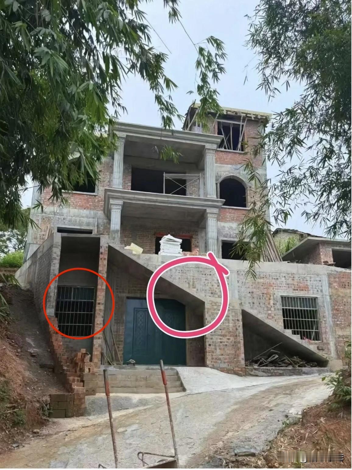 农村师傅设计的别墅🏡咋越看越感觉哪里不对劲。一楼最左边的窗，一定要藏在里
