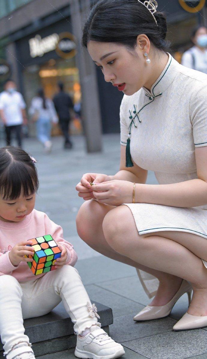 被街头这一幕狠狠戳中了！这才是东方女性独有的温柔韵味！一身素雅的白旗袍，温