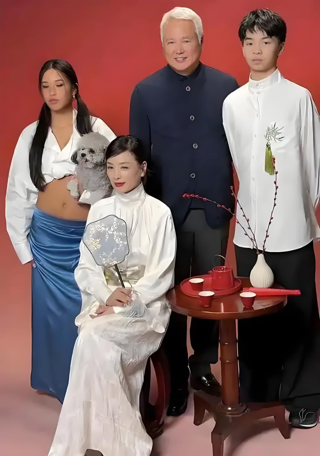 这当妈的也是没谁了，15岁的女儿露“大肚皮”有孕感，儿子已显帅气。55岁的“不老