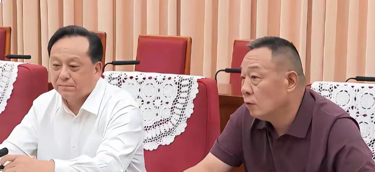 于东来的衣服，能带个衣领就算正式，如果不是黑色的，那就是顶配。他是太通透，坐在