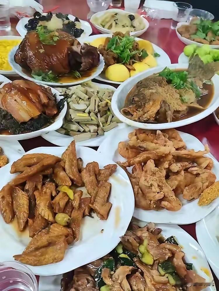 我发现，过年去穷亲戚家拜年，只要提前打了招呼，路上左一个电话，右一个电话，甚至早