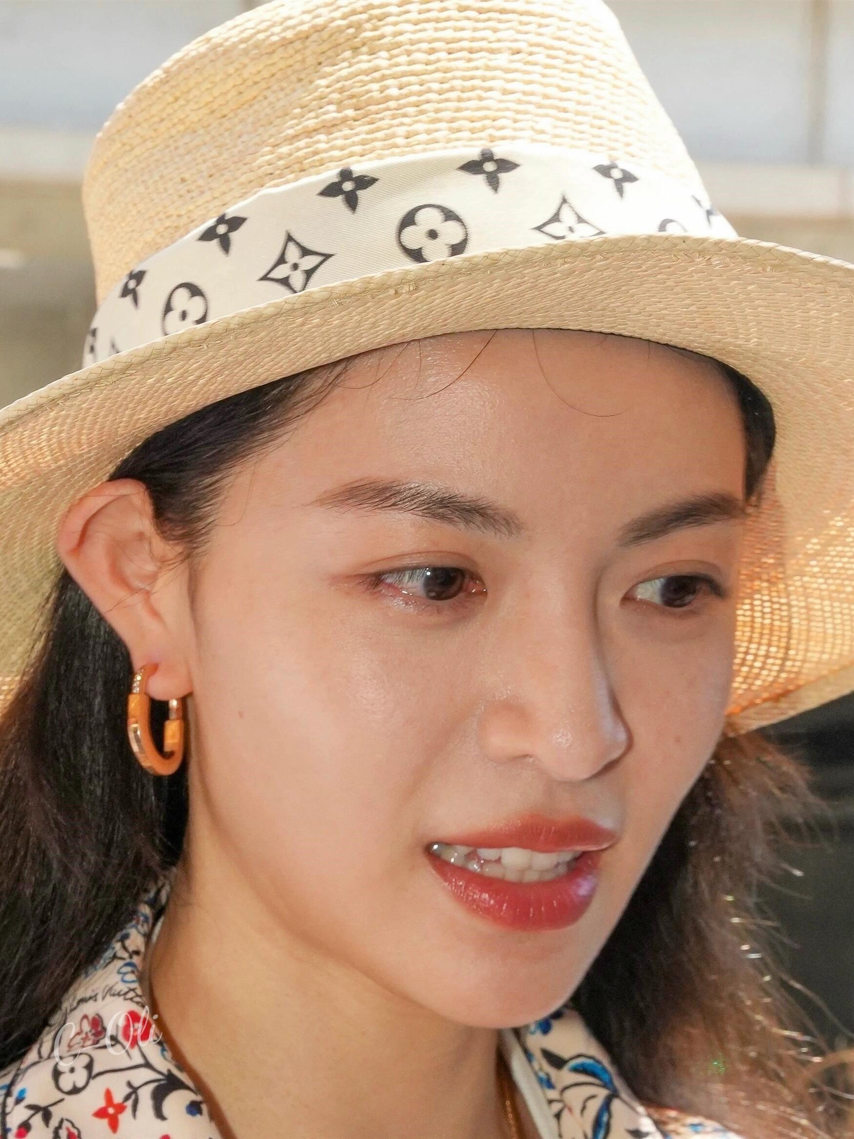 钟姐素颜抵达戛纳松弛感拉满​​​