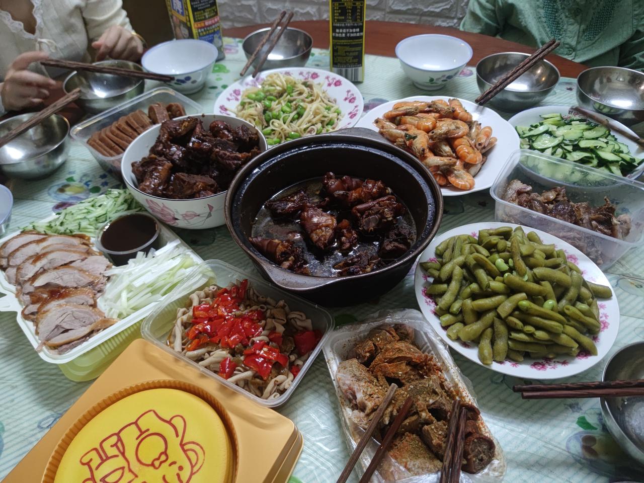 今年是我妈家这儿家庭聚会，老太太本来想喊我们出去吃，后来还是决定家里聚，她安排我