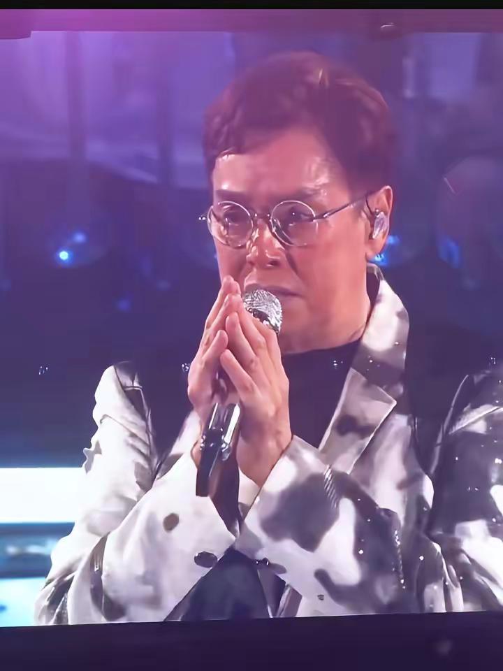 谭咏麟最后一次大型演唱会，看到谭校长哭隔着屏幕也跟着哭。这是多少代人的青春即将结束，60、70、80